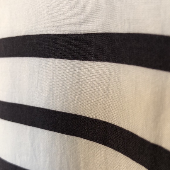 Levi’s W’s short sleeve, zippered back 100% Viscose top ~ med ~ sits at waist - Picture 10 of 10